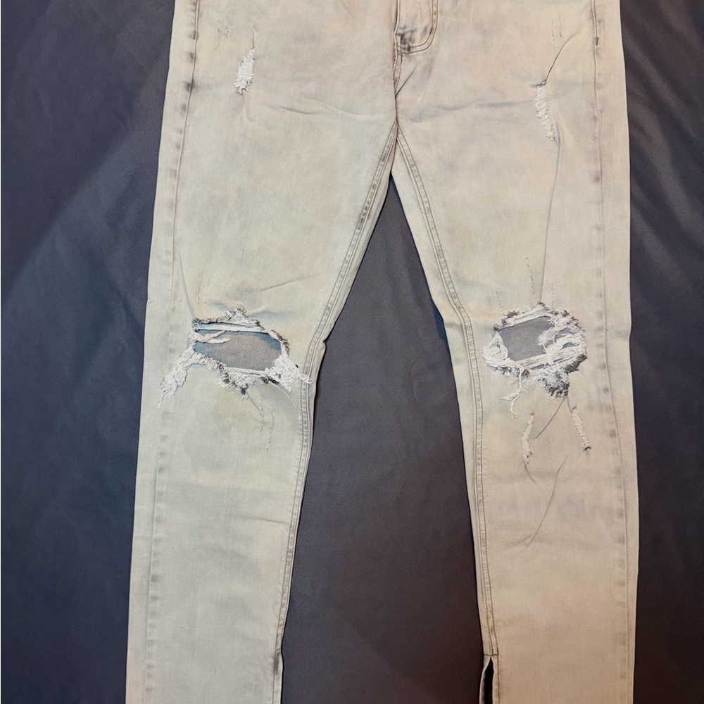 Trendy Distressed Skinny Jeans in Light Gray